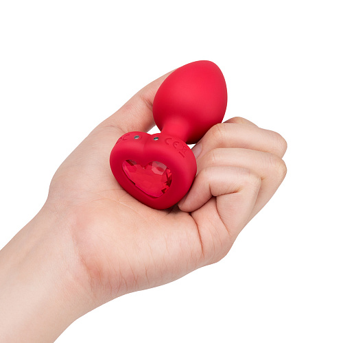 Большая анальная пробка с кристаллом и ДУ b-Vibe Vibrating Heart Plug M/L, диам. 4 см, красная