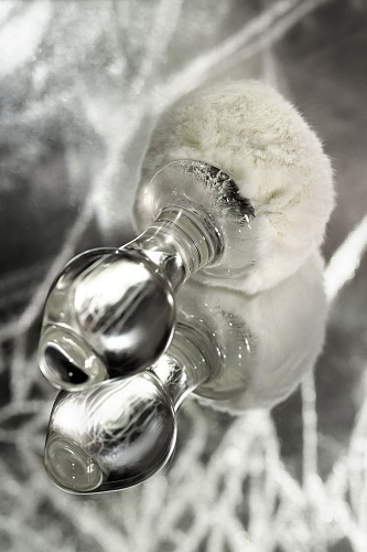 Стеклянная анальная пробка с&nbsp;белым хвостиком