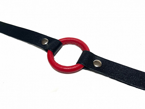 Кожаный кляп-кольцо расширитель BDSM Арсенал с красным кольцом
