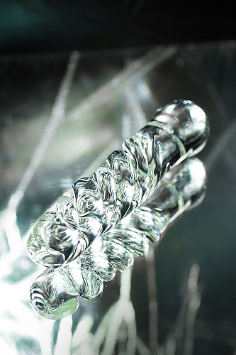 Двусторонний фаллоимитатор из&nbsp;стекла