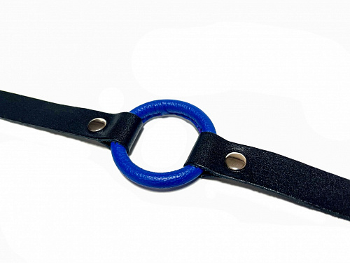 Кожаный кляп-кольцо расширитель BDSM Арсенал с синим кольцом