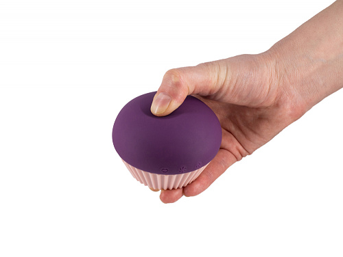 Вакуумный стимулятор клитора с вибрацией Lola Games Blueberry Cupcake, фиолетовый