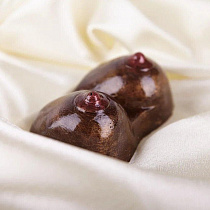 Шоколадная грудь с начинкой в подарочной упаковке (авторская работа)