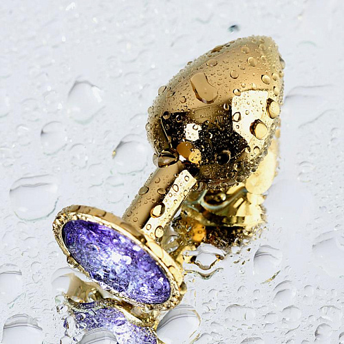 Маленькая анальная пробка с фиолетовым стразом Toyfa Metal, диам. 2.7 см, золотая