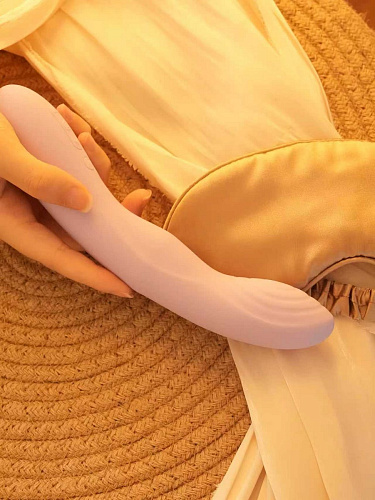 Интерактивный вибратор с&nbsp;функцией пенетрации Svakom Selena